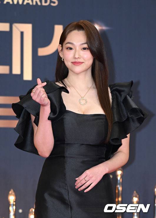 [OSEN=이대선 기자] 31일 오후 서울 여의도 KBS 신관공개홀에서 2022 KBS 연기대상 레드카펫 행사가 진행됐다.배우 강미나가 레드카펫을 밟고 있다. 2022.12.31 /sunday@osen.co.kr