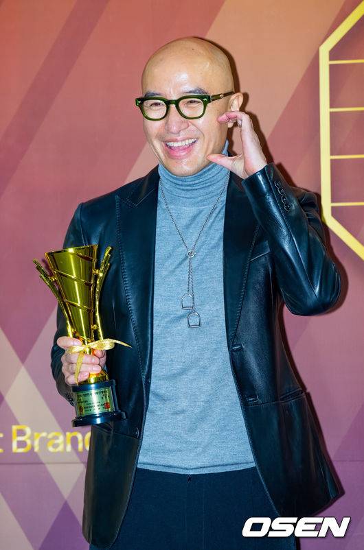 [OSEN=민경훈 기자] ‘2024 대한민국 베스트브랜드 어워즈-대한민국 한류연예대상’ 포토월 행사가 22일 오후 서울 영등포구 여의도동 국회의원회관 대회의실에서 열렸다.한편,&nbsp;2024&nbsp;대한민국 베스트브랜드 어워드’는 소비자들로부터 사랑과 신뢰를 받는 스타,&nbsp;브랜드,&nbsp;인플루언서 등이 한자리에 모이는 대규모 시상식이다.방송인 홍석천이 입장하며 포즈를 취하고 있다. 2024.12.22 / rumi@osen.co.kr