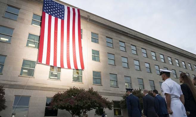 미국 9·11 테러 참사 희생자 24주기를 맞아 11일(현지시간) 펜타곤 청사 앞에서 도널드 트럼프&nbsp;대통령 부부, 피트 헤그세스 전쟁부 장관, 댄 케인 합참의장(공군 대장) 등이 참석한 가운데 추모 행사가 열리고 있다. 미 전쟁부 홈페이지