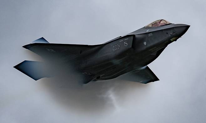 미 공군 소속 F-35A 스텔스 전투기가 비행시범을 위해 저공으로 비행하고 있다. 미 공군 제공