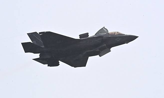 미 해병대 소속 F-35B 수직이착륙 스텔스 전투기가 시범비행을 하고 있다. 세계일보 자료사진