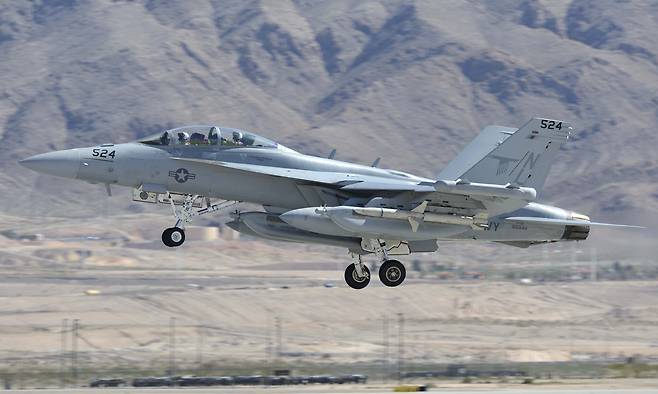 미 해군 소속 EA-18G 전자전기가 활주로에서 이륙하고 있다. 세계일보 자료사진