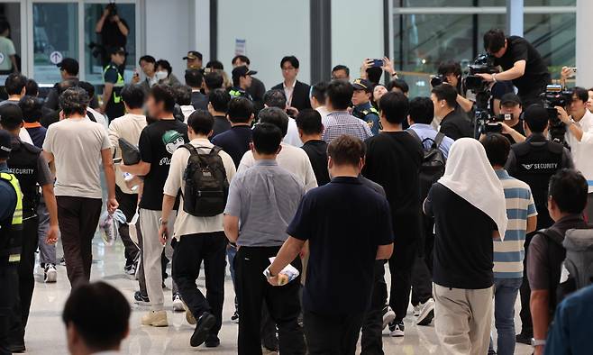 미국 이민당국에 의해 조지아주에 구금됐던 한국인 근로자들이 12일 인천국제공항 제2여객터미널 입국장을 나서고 있다. 공동취재사진