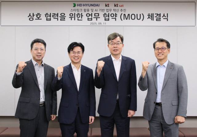 이태진(왼쪽 두 번째) HD한국조선해양 DT혁신실장이 11일 KT, KT SAT와 ‘스타링크 활용 및 AI 기반 업무 혁신 추진’을 위한 업무협약을 맺고 서영수(〃 세 번째) KT SAT 대표 등 관계자들과 기념 촬영을 하고 있다. 사진 제공=HD현