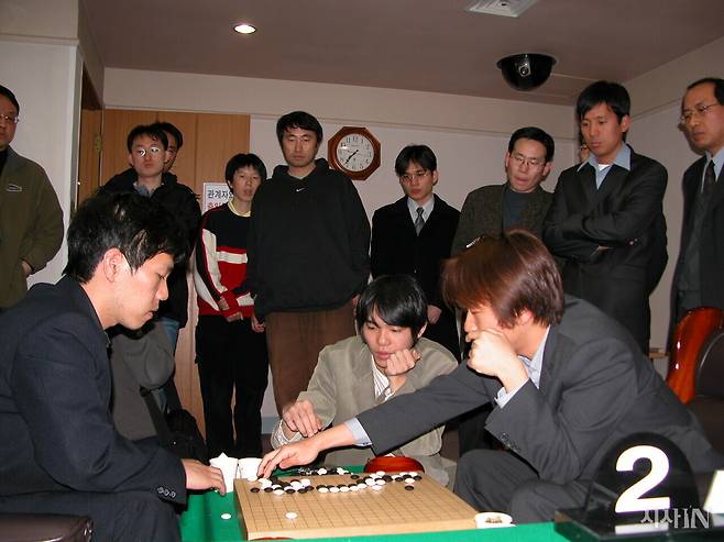 2004년 3월18일 이창호 9단(왼쪽)과 이세돌 9단(가운데) 등 프로 바둑기사들이 한국기원에 모였다. ⓒ시사IN 포토