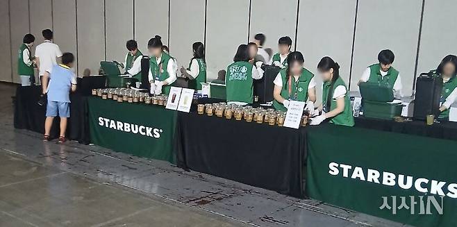 협찬을 제공한 스타벅스에서 행사 참가자들에게 나눠줄 무료 커피를 준비하고 있는 모습.ⓒ시사IN 김수혁