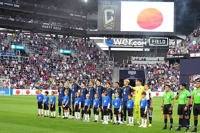 일본 축구대표팀 선수들이 10일 미국과의 평가전에 앞서 그라운드에 도열해 있다. Getty Images코리아