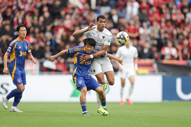 지난 5월 5일 울산문수축구경기장에서 열린 울산과 포항의 경기에서 고승범과 조르지가 볼을 다투고 있다. 프로축구연맹 제공