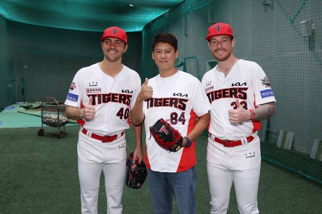 KIA 제임스 네일(왼쪽)과 애덤 올러(오른쪽)가 11일 광주 롯데전을 앞두고 최인후 소방관과 기념사진을 찍고 있다. /사진=KIA 타이거즈 제공