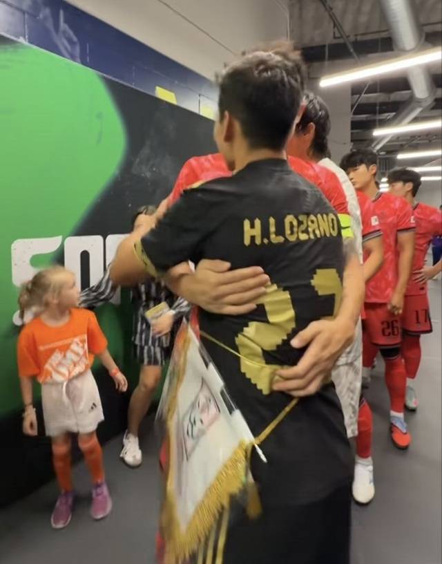 김민재(왼쪽)와 이르빙 로사노가 포옹을 나누고 있다. /사진=멕시코축구협회 SNS