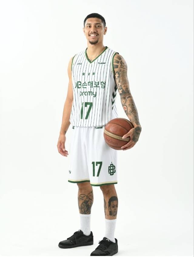 원주 DB의 새로운 원정 유니폼. 모델로 나선 이선 알바노. /사진=원주 DB SNS