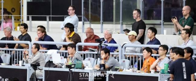 한화 우완투수 폰세가 28일 고척스카이돔에서 열린 2025KBO리그 한화이글스와 키움히어로즈의 경기에서 선발등판하 가운데 많은 MLB 스카우터들이 고척돔을 찾아 폰세와 송성문을 면밀히 살피고 있다. /사진=강영조 선임기자