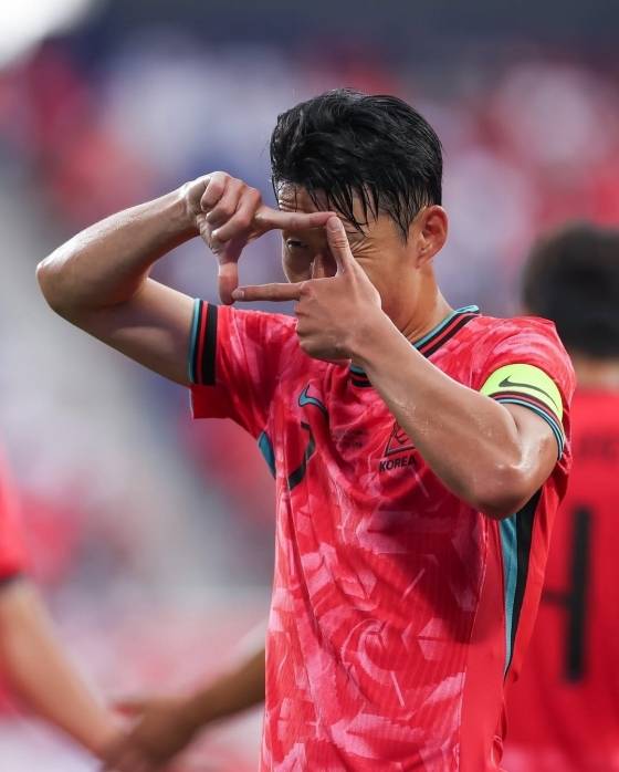 손흥민이 '찰칵' 세리머니하고 있다. /사진=대한축구협회(KFA) 공식 사회관계망서비스(SNS)