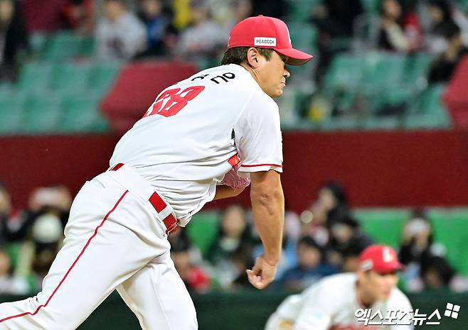 29일 오후 인천SSG랜더스필드에서 열린 '2025 신한 SOL Bank KBO리그' 삼성 라이온즈와 SSG 랜더스의 경기, 8회초 SSG 노경은이 공을 힘차게 던지고 있다. 엑스포츠뉴스 DB