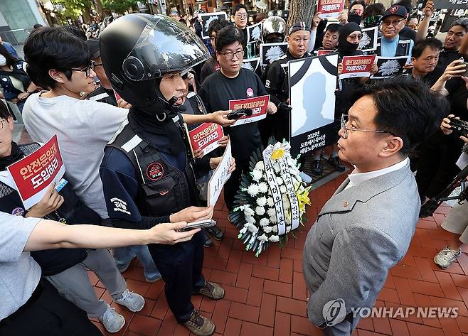 배달 노동자들과 대화 나누는 김영훈 장관 (서울=연합뉴스) 이동해 기자 = 김영훈 고용노동부 장관이 라이더유니온 관계자로부터 서한서를 받고 있다. 2025.8.12 eastsea@yna.co.kr