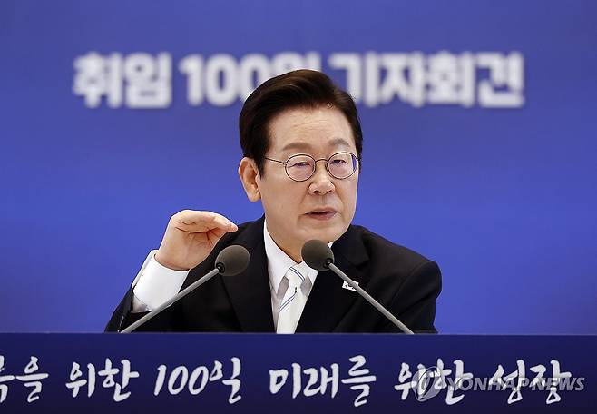 취임 100일 기자회견, 답변하는 이재명 대통령 (서울=연합뉴스) 김도훈 기자 = 이재명 대통령이 11일 청와대 영빈관에서 열린 취임 100일 기자회견 '회복을 위한 100일, 미래를 위한 성장'에서 답변하고 있다. 2025.9.11 superdoo82@yna.co.kr