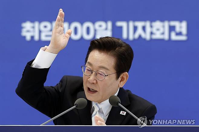 취재진 질문에 답하는 이재명 대통령 (서울=연합뉴스) 김도훈 기자 = 이재명 대통령이 11일 청와대 영빈관에서 열린 취임 100일 기자회견 '회복을 위한 100일, 미래를 위한 성장'에서 취재진 질문에 답하고 있다. 2025.9.11 [대통령실통신사진기자단] superdoo82@yna.co.kr
