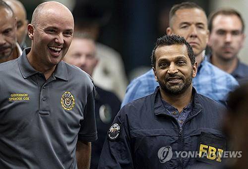 콕스 유타 주지사와 파텔 FBI 국장 (오렘 <미국 유타주> 로이터=연합뉴스) 2025년 9월 11일 스펜서 콕스(왼쪽) 미국 유타주 주지사와 캐시 파텔 미국 연방수사국(FBI) 국장이 유타주 오렘 소재 유타밸리대에서 전날 발생한 우익 활동가 찰리 커크(31) 암살사건의 수사상황 브리핑을 위한 기자회견에 참석하기 위해 걸어가는 모습. (Rio Giancarlo/The Deseret News via AP) MANDATORY CREDIT; SALT LAKE TRIBUNE OUT [원형 그대로 크레딧 표시 필수, 솔트레이크 트리뷴 사용 금지] 2025.9.12.