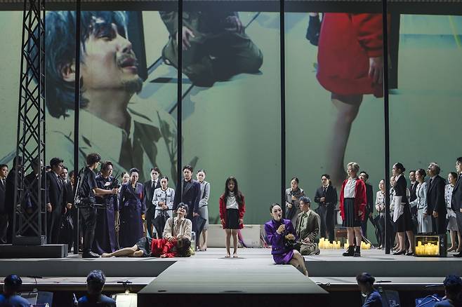 창극 '심청' 극 중 한 장면. (서울=연합뉴스) 이번 공연은 라이브 카메라를 도입해 클로즈업과 다양한 앵글로 멀리 떨어져 있는 관객의 시야 한계를 넘어 인물의 내면을 잘 드러냈다는 평가를 받았다. [국립극장 제공]