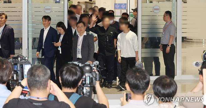 미국에서 귀국한 한국근로자들 (영종도=연합뉴스) 이진욱 기자 = 미국 이민당국에 의해 조지아주에 구금됐던 한국인 근로자들이 12일 영종도 인천국제공항 제2여객터미널 입국장을 나서고 있다. 2025.9.12 [공동취재] cityboy@yna.co.kr