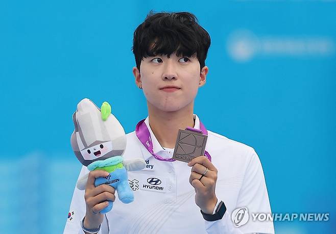동메달 보여주는 안산 (광주=연합뉴스) 김성민 기자 = 12일 광주 동구 국립아시아문화전당 5·18민주광장에서 열린 2025 세계양궁선수권대회 리커브 여자 개인전 시상식에서 3위를 한 안산이 동메달을 들어 보여주고 있다. 2025.9.12 ksm7976@yna.co.kr