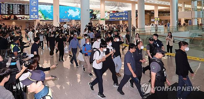 미국에서 귀국한 구금 한국인 근로자들 (영종도=연합뉴스) 이진욱 기자 = 미국 이민당국에 의해 조지아주에 구금됐던 한국인 근로자들이 12일 영종도 인천국제공항 제2여객터미널 입국장을 나서고 있다. 2025.9.12 [공동취재] cityboy@yna.co.kr