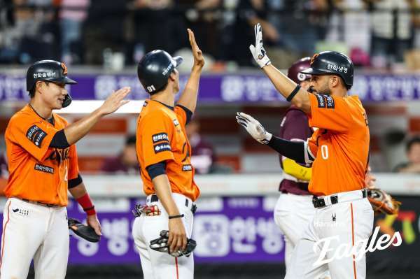 '김태연을 위한 리베라토의 만루홈런' * 김태연 선수가 응급실로 실려간 5회말 나온 만루홈런