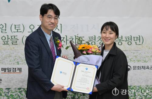 제26회 이효석문학상 시상식이 13일 평창군 봉평면 이효석문학관에서 열려 우수작품상 수상자인 함윤이 작가(오른쪽)가 박동옥 교보문고 단장으로부터 상패와 꽃다발을 받고 있다. 평창=박승선기자