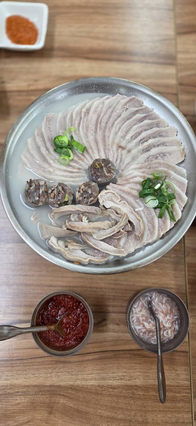 김해 ‘3형 돼지국밥’ 항정수육.