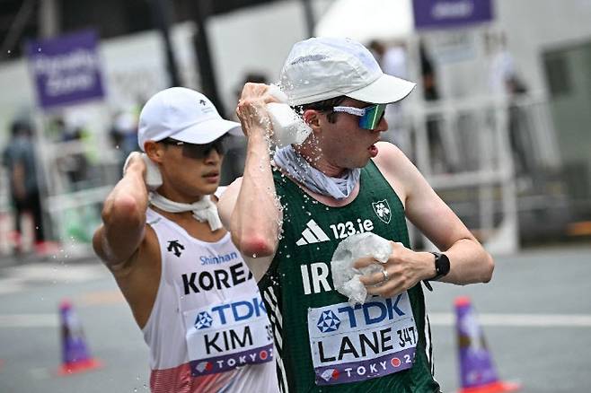 도쿄 세계육상선수권대회 남자 경보 35km에 출전한 김민규(왼쪽). 사진=AFPBBNews