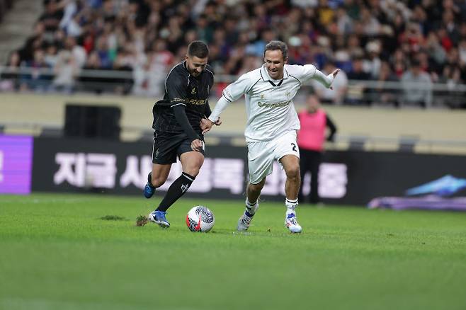 지난해 10월 서울월드컵경기장에서 열린 아이콘매치에 나선 에덴 아자르(왼쪽)의 경기 모습. 사진=넥슨