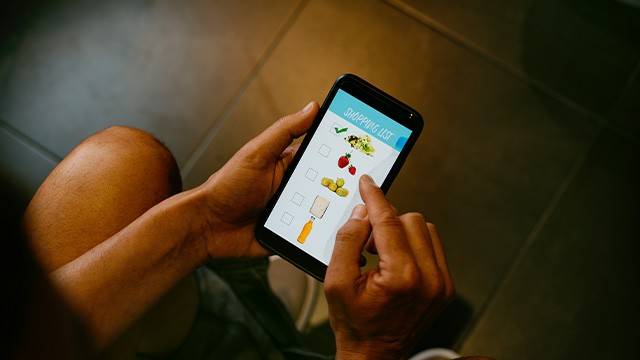 화장실에서 스마트폰을 오래 사용하는 사람들은 치질 발생 위험이 46% 높다는 연구 결과가 나왔다｜출처: 게티이미지뱅크