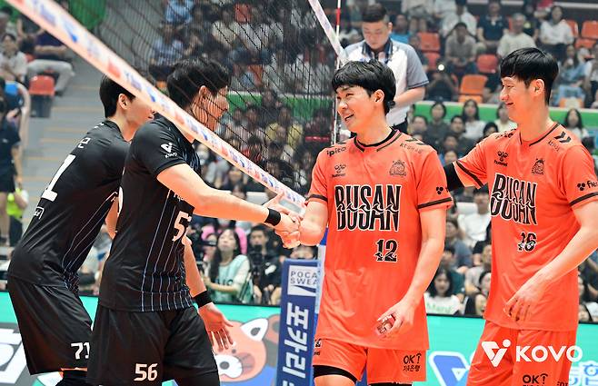 남자 프로배구 OK저축은행이 개막전 승리를 거뒀다.(KOVO 제공)