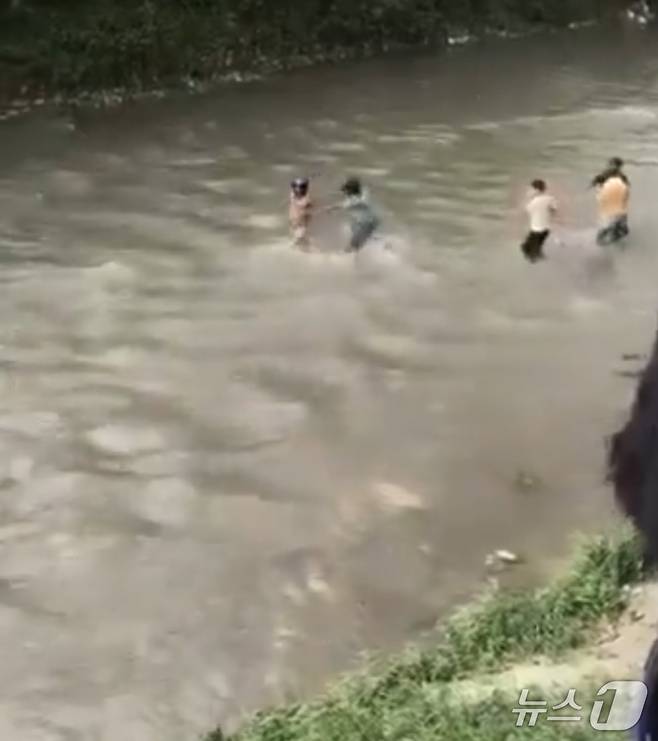 네팔 재무장관이 강에서 시위대에 쫓기며 구타를 당하고 있다. (출처=엑스) 2025.9.10./뉴스1