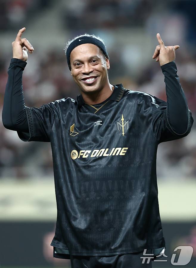 13일 오후 서울 마포구 서울월드컵경기장에서 열린 '2025 아이콘매치: 창의 귀환, 반격의 시작' 이벤트 매치에서 FC 스피어 호나우지뉴가 관중들을 향해 인사하고 있다. 2025.9.13/뉴스1 ⓒ News1 김민지 기자