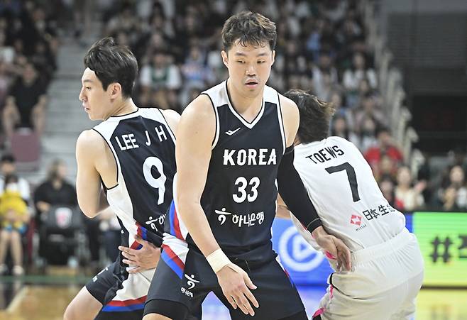 대표팀 이승현(가운데)이 13일 안양 정관장 아레나에서 열린 2025 남자농구 국가대표 평가전 일본과 2차전에서 이정현의 공격을 위해 스크린을 걸고 있다. 사진 | 대한민국농구협회