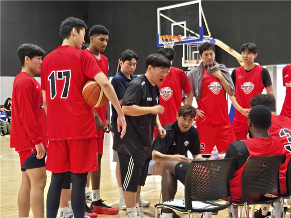 프로농구 현대모비스의 양동근 감독이 일본 프로농구 B2리그(2부 리그) 라이징 제퍼 후쿠오카전에서 작전 지시를 하고 있다. /사진=현대모비스