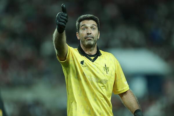 13일 서울 마포구 상암월드컵경기장에서 열린 2025 아이콘매치 이벤트 경기에서 환상적인 선방을 보여준 뒤 엄지를 치켜세우는 지안루이지 부폰. /사진=넥슨 제공