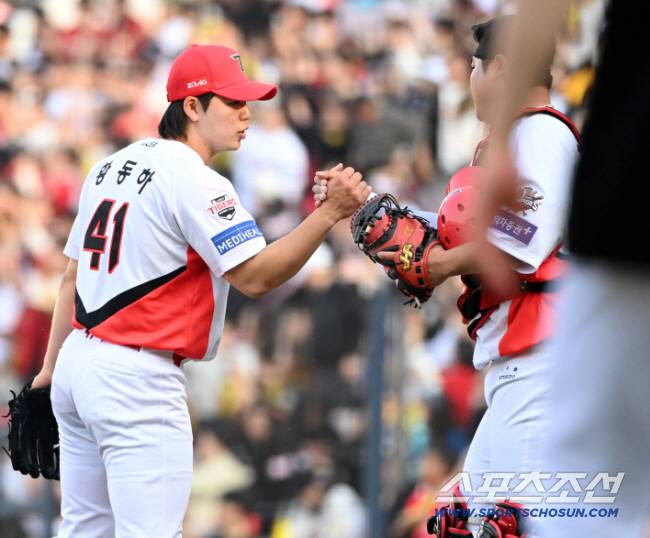 22일 광주KIA챔피언스필드에서 열린 NC와 KIA의 개막전, KIA가 9대2로 승리했다. 승리의 기쁨을 나누는 황동하-한준수 배터리의 모습. 광주=허상욱 기자wook@sportschosun.com/2025.03.22/