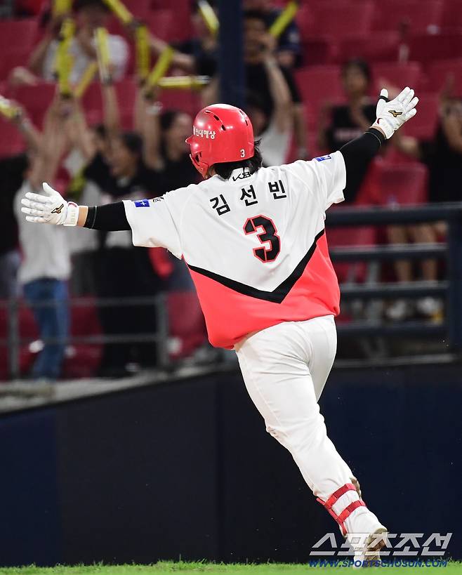 9회말 2사 후 끝내기 안타를 날린 KIA 김선빈.