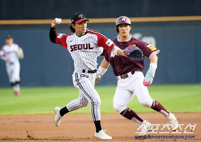 31일 잠실구장에서 열린 LG 트윈스와 키움 히어로즈 경기. 1회초 1사 1,2루 LG 신민재가 키움 이주형 타구를 처리하고 있다. 잠실=박재만 기자 pjm@sportschosun.com/2025.08.31/