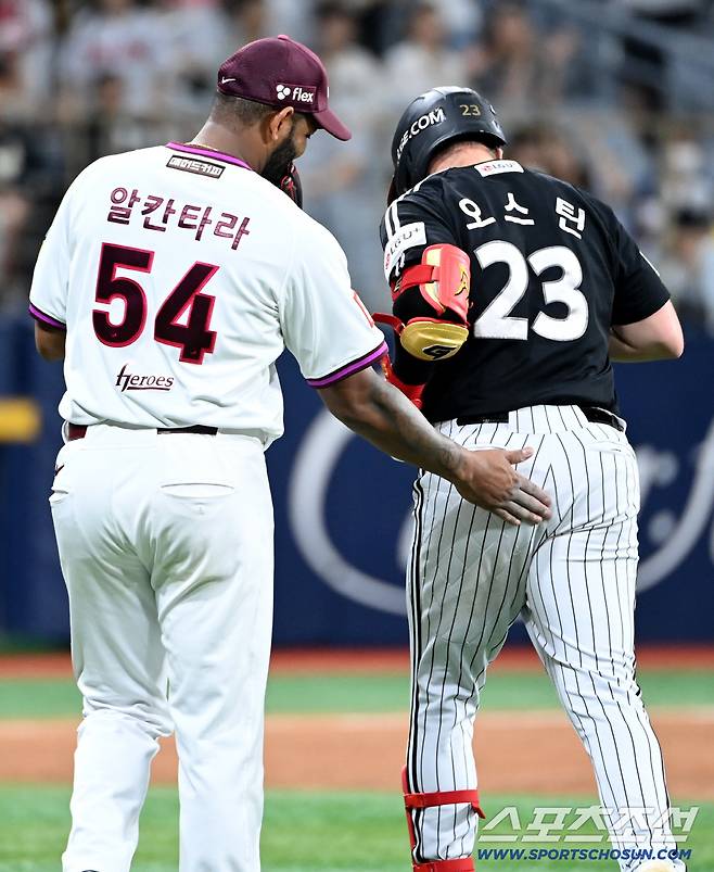 9일 고척스카이돔에서 열린 LG와 키움의 경기, 3회초 키움 알칸타라가 내야 플라이로 물러나며 더그아웃으로 향하는 LG 오스틴의 엉덩이를 치고 있다. 고척=허상욱 기자wook@sportschosun.com/2025.09.09/