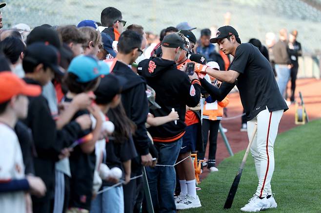 이정후가 경기 전 몰려든 팬들에게 사인을 해주고 있다 .AFP연합뉴스