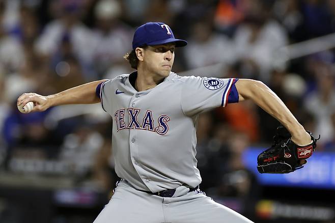 텍사스 레인저스 제이콥 디그롬이 13일(한국시각) 시티필드에서 열린 뉴욕 메츠와의 경기에 선발등판해 힘차게 공을 뿌리고 있다. AP연합뉴스