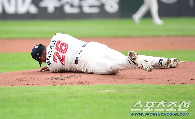 13일 부산 사직구장에서 열린 롯데와 SSG의 경기. 1회초 SSG 에레디아의 강습 타구를 피하며 넘어지고 있는 롯데 선발 벨라스케즈. 부산=송정헌 기자songs@sportschosun.com/2025.09.13/