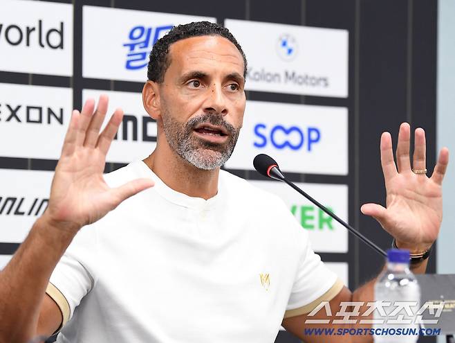 '2025 아이콘매치: 창의 귀환, 반격의 시작' 이벤트 매치가 13일 오후 서울 상암월드컵경기장에서 열렸다. 디디에 드로그바와 리오 퍼디난드가 경기 전 인터뷰에 응했다. 질문에 답하는 퍼디난드. 상암=정재근 기자 cjg@sportschosun.com/2025.9.13/