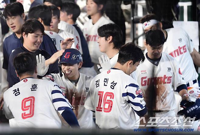 13일 부산 사직구장에서 열린 롯데와 SSG의 경기. 6회 1타점 희생플라이 타구를 날린 롯데 황성빈. 부산=송정헌 기자songs@sportschosun.com/2025.09.13/