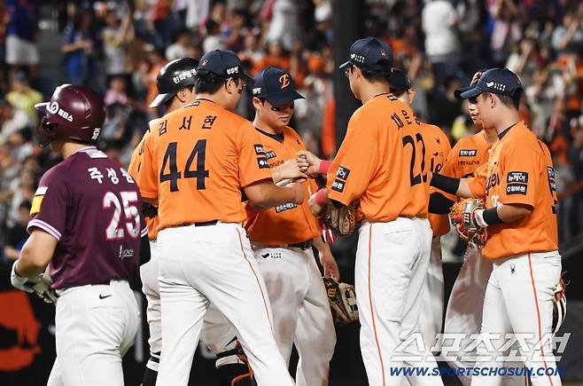 13일 대전 한화생명볼파크에서 열린 한화 이글스와 키움 히어로즈의 경기. 승리한 한화 선수들이 기뻐하고 있다. 대전=박재만 기자 pjm@sportschosun.com/2025.09.13/