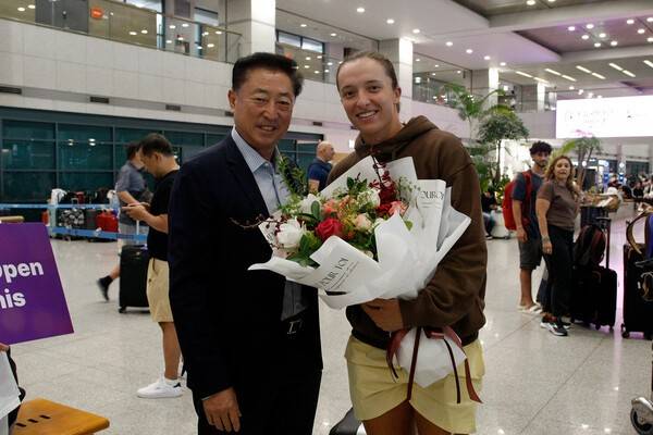 WTA 500 코리아오픈에 첫 출전하는 이가 시비옹테크(우)와 이진수 토너먼트디렉터(좌)