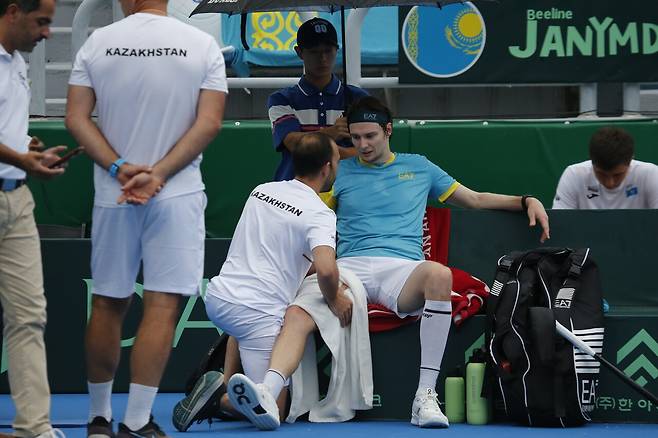권순우와 단식 경기 중 오른쪽 고관절에 처치를 받고 있는 부블릭